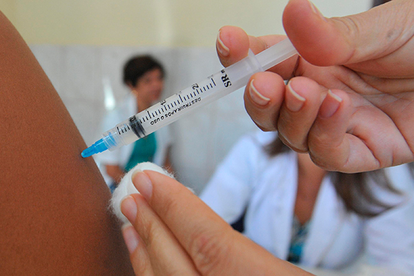 Grupo prioritário de vacinação contra a influenza deve evitar unidades de saúde