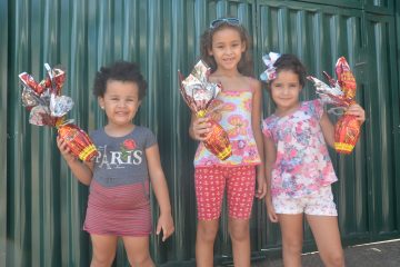 Prefeitura de São Gonçalo distribui ovos de páscoa para alunos da rede municipal de ensino