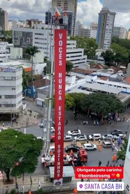 "Vocês nunca estarão sozinhos", diz bombeiros aos profissionais da saúde que combatem o coronavírus