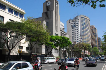 Prefeitura de BH determina que lojas autorizadas a funcionar atendam apenas do lado de fora