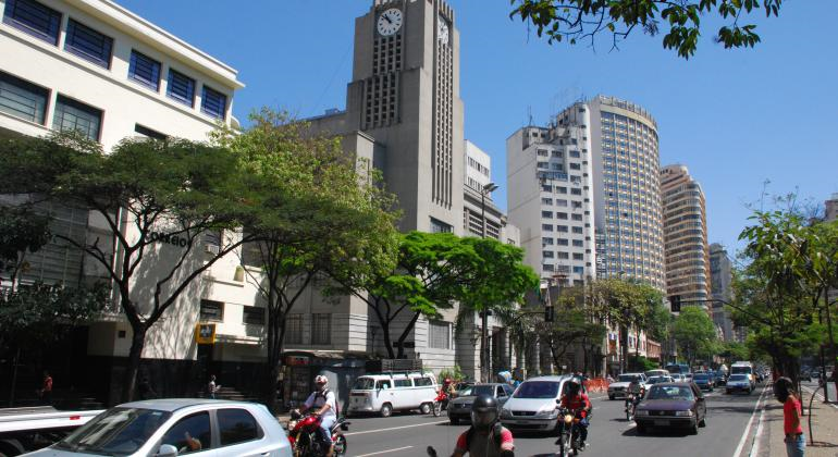 Prefeitura de BH determina que lojas autorizadas a funcionar atendam apenas do lado de fora