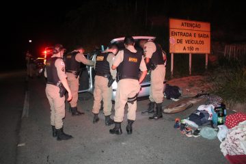 Polícia apreende drogas e arma com suspeitos que seguiam para festa