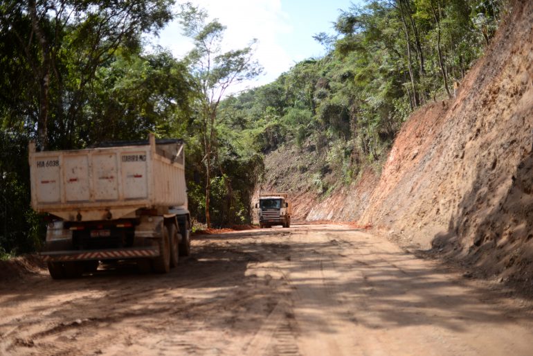 prefeitura-de-sao-goncalo-inicia-asfaltamento-da-estrada-do-peti
