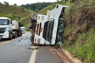 Carreta carregada com minério tomba na MGC-120