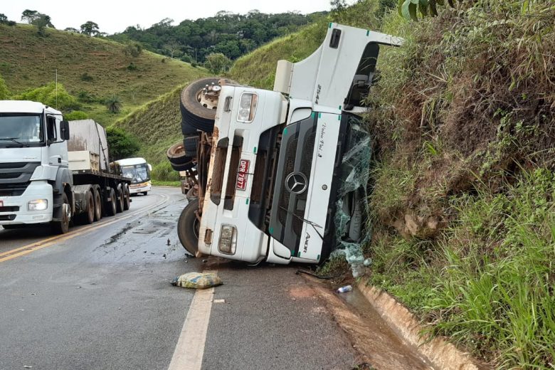 Carreta carregada com minério tomba na MGC-120