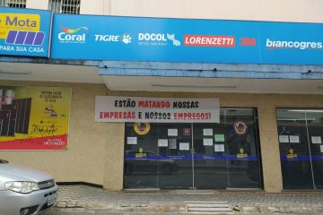 Lojas em Monlevade amanhecem com faixas em protesto contra fechamento do comércio