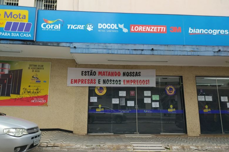 Lojas em Monlevade amanhecem com faixas em protesto contra fechamento do comércio