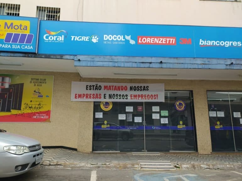 Lojas em Monlevade amanhecem com faixas em protesto contra fechamento do comércio