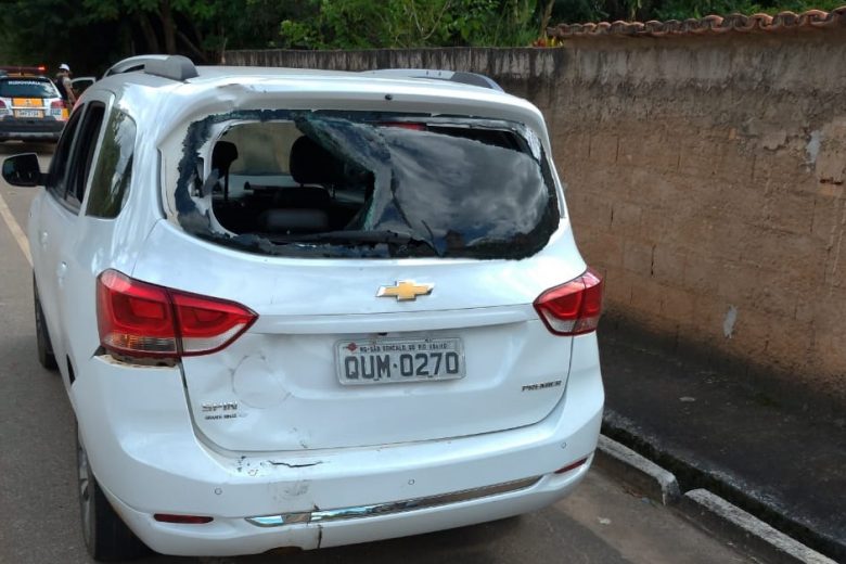 Motociclista é socorrido após colidir na traseira de um carro na MG-129