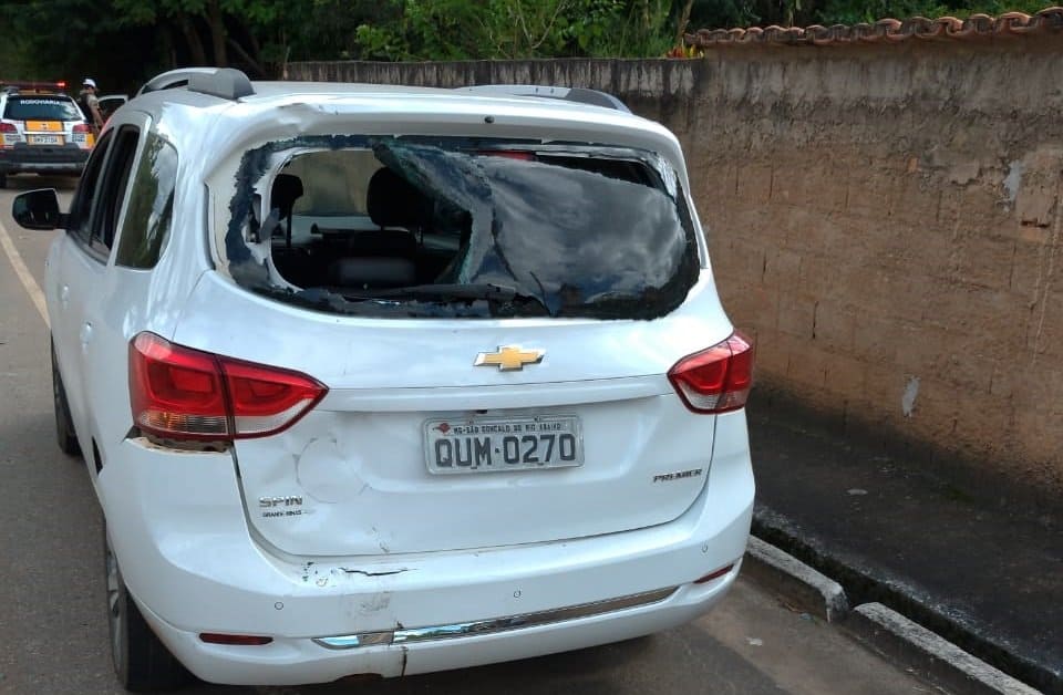 Motociclista é socorrido após colidir na traseira de um carro na MG-129