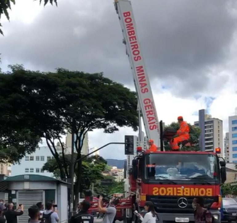 “Vocês nunca estarão sozinhos”, diz bombeiros aos profissionais da saúde que combatem o coronavírus