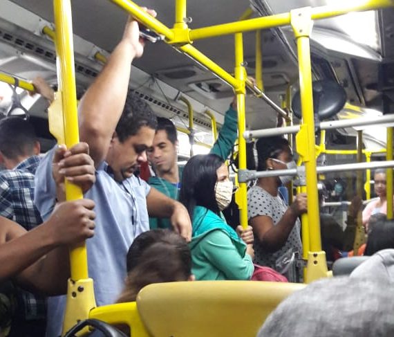 Contrariando determinação, ônibus continua com excesso de passageiros em BH