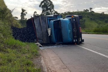 Caminhão carregado com carvão tomba em São Gonçalo