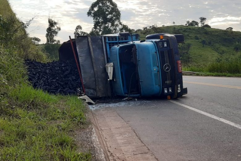 Caminhão carregado com carvão tomba em São Gonçalo
