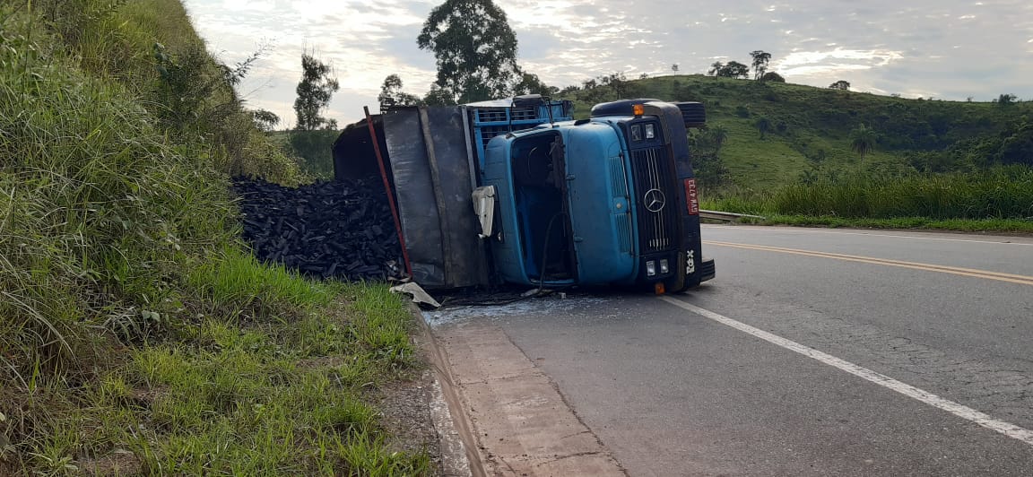 Caminhão carregado com carvão tomba em São Gonçalo