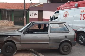 Mulher é socorrida após acidente com Fiat Uno em Itabira