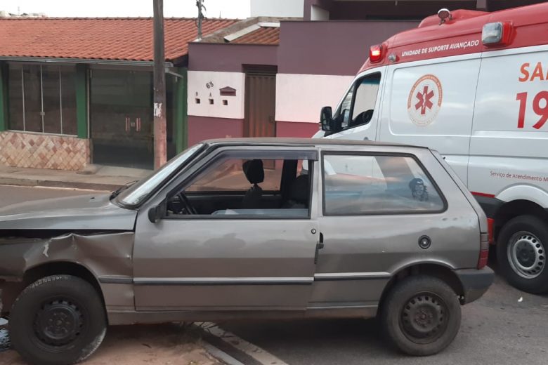 Mulher é socorrida após acidente com Fiat Uno em Itabira