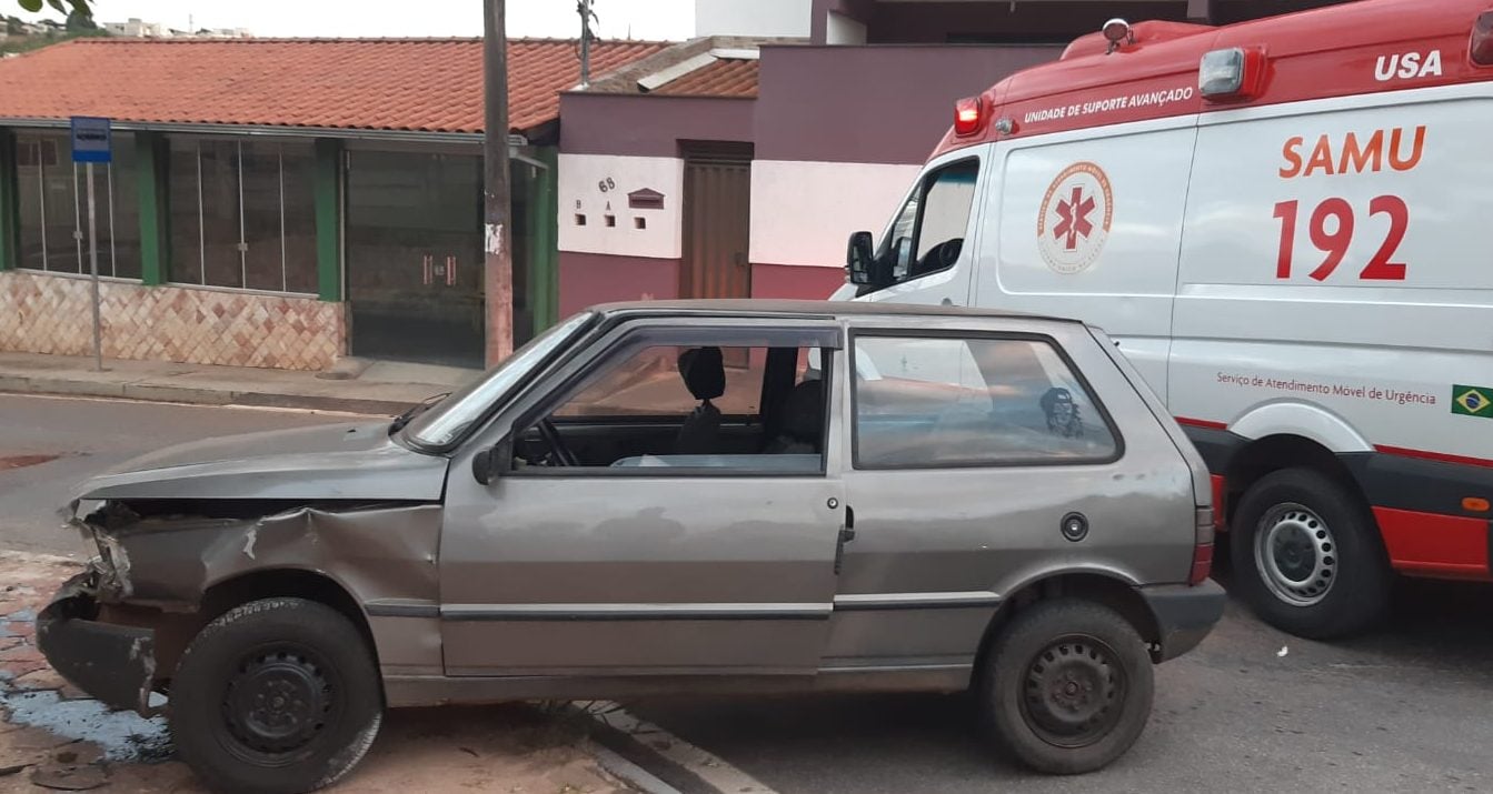 Mulher é socorrida após acidente com Fiat Uno em Itabira