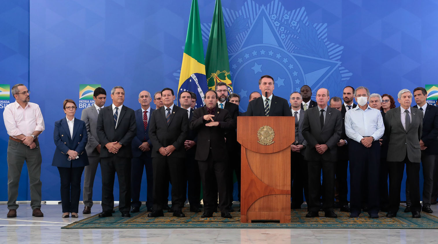 bolsonaro-rebate-declaracoes-de-moro-e-diz-que-nao-se-furta-a-indicar-ou-exonerar-qualquer-subordinado (1)