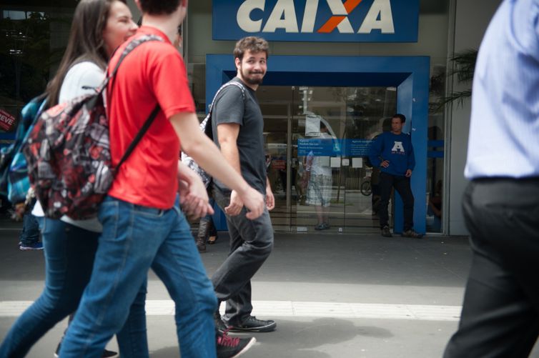 Cerca de 800 agências da Caixa estarão abertas hoje das 8h às 12h