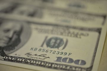 Dólar cai na semana e é vendido a R$ 5,32