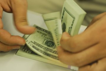 Dólar interrompe sequência de quedas e fecha acima de R$ 5,18