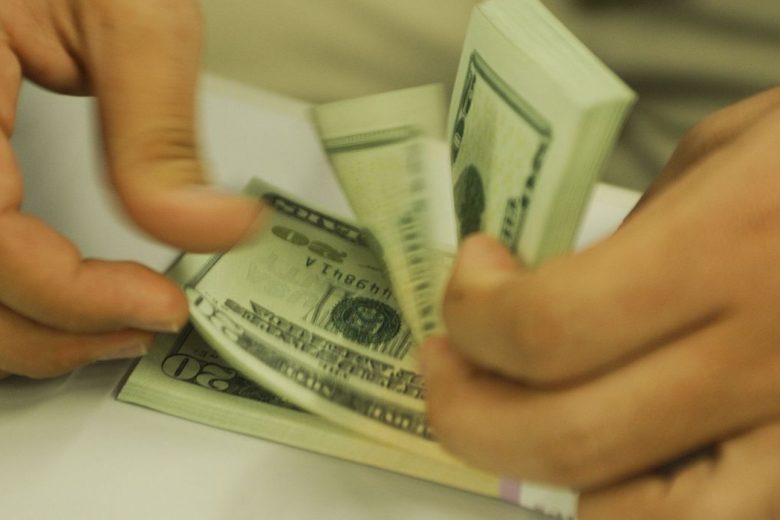 Dólar interrompe sequência de quedas e fecha acima de R$ 5,18