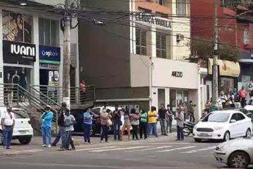 No primeiro dia de saque do auxílio emergencial, fila dobra a esquina na Caixa de Itabira