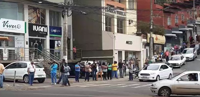 No primeiro dia de saque do auxílio emergencial, fila dobra a esquina na Caixa de Itabira