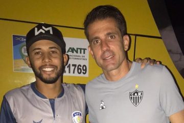 Goleiro do Afogados-PE leiloa camisa de Victor, do Galo, em prol de doações