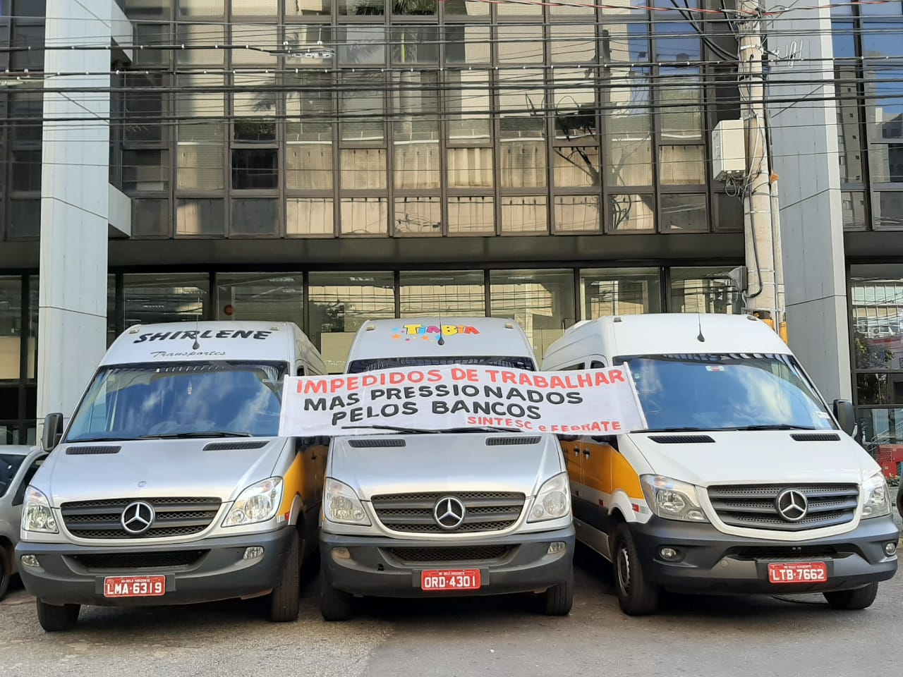 Motoristas de escolares relatam dificuldades em meio à crise da Covid-19 e protestaram em BH