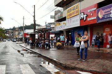 Primeira segunda-feira do mês lota ruas de Itabira, apesar de recomendação pelo isolamento