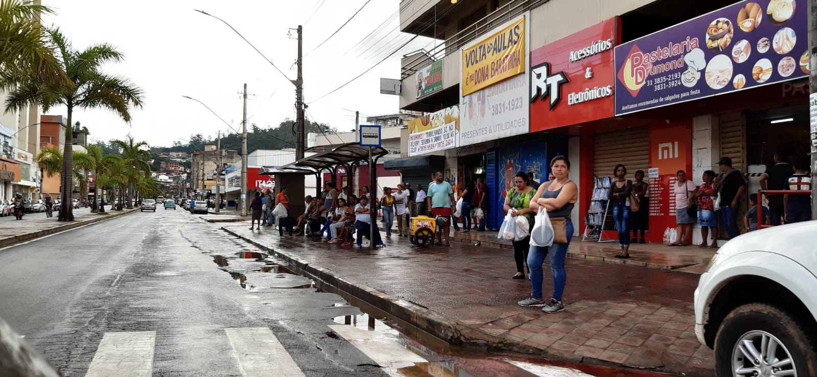 Primeira segunda-feira do mês lota ruas de Itabira, apesar de recomendação pelo isolamento