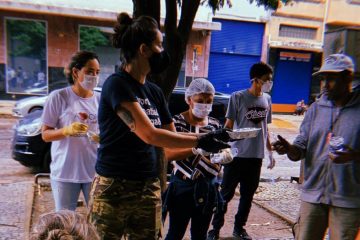 Em meio à pandemia, voluntários distribuem mais de 4 mil marmitex a moradores de rua em BH
