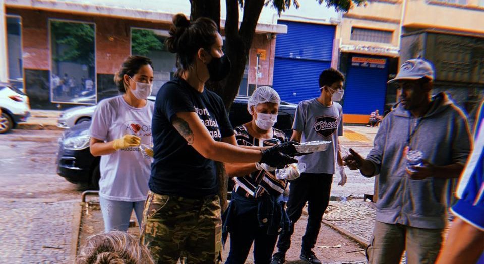 Em meio à pandemia, voluntários distribuem mais de 4 mil marmitex a moradores de rua em BH