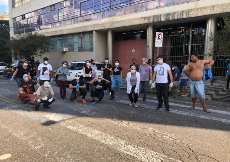 em-meio-a-pandemia-voluntarios-distribuem-mais-de-4-mil-marmitex-a-moradores-de-rua-em-bh