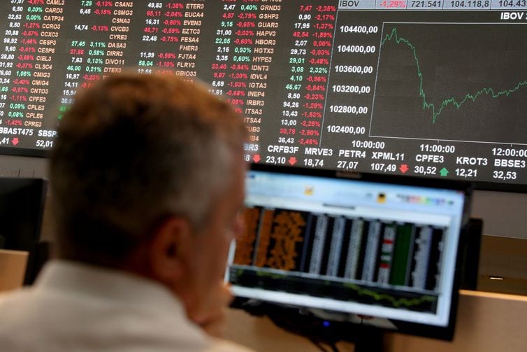 Em queda pela quinta sessão, dólar fecha no menor valor em um mês