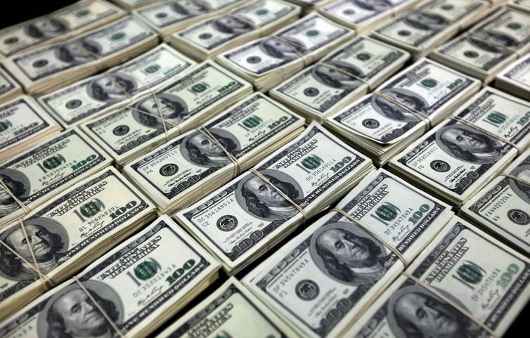 Dólar fecha maio com primeira queda mensal em 2020