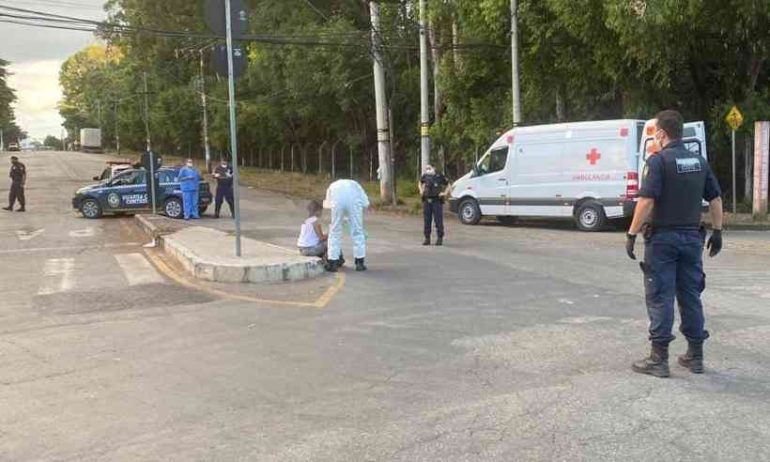 Mulher com Covid-19 foge de hospital e tenta atear fogo no próprio corpo