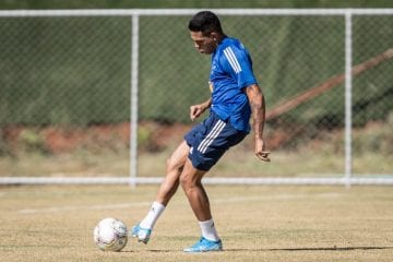 Jogadores do Cruzeiro treinam com bola no segundo dia de atividades