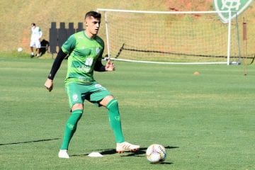 Jogadores do América fazem treino tático no CT Lanna Drumond