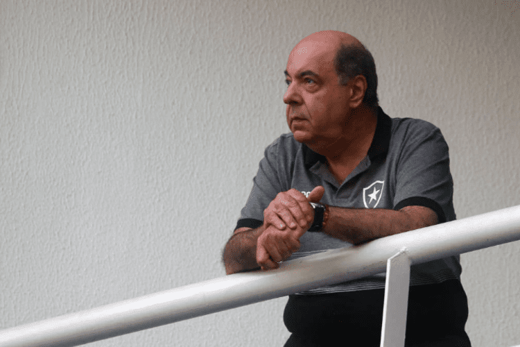 Botafogo reage a reportagens sobre pressão interna para volta do futebol