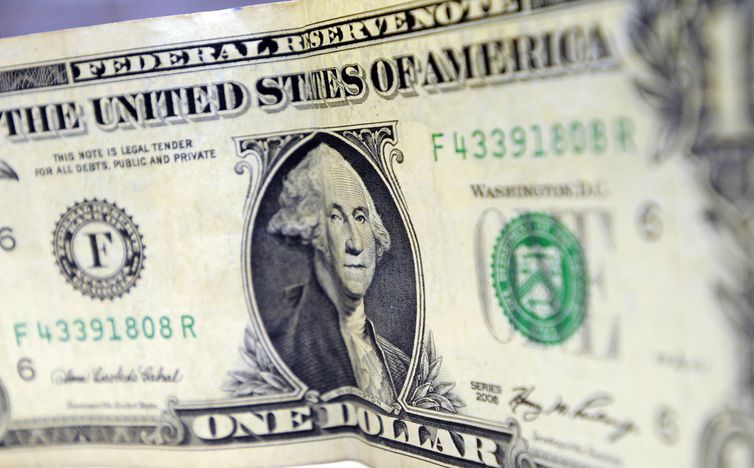 Em dia de Copom, dólar bate recorde e fecha acima de R$ 5,70