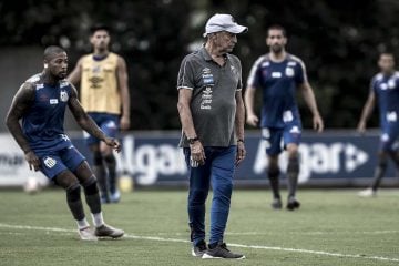 Jesualdo se esquiva sobre polêmica da redução salarial no Santos: “Não vou comentar isso fora do clube”