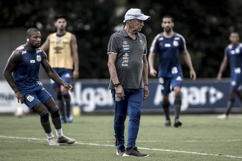 Jesualdo se esquiva sobre polêmica da redução salarial no Santos: “Não vou comentar isso fora do clube”