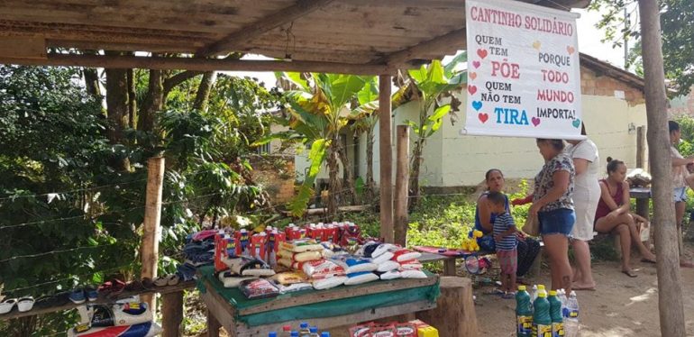 Cantinho solidário arrecada doações em ruas de Conceição 