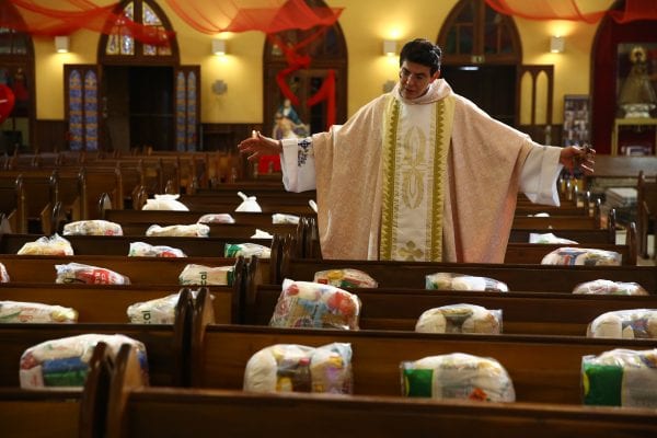 Padre Reginaldo Manzotti ocupa os bancos do Santuário Nossa Senhora de Guadalupe com cestas básicas