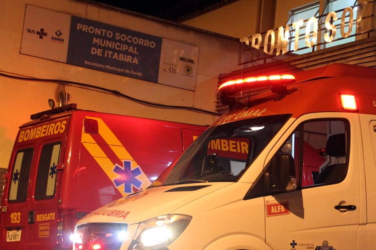 Idoso é socorrido pelos bombeiros após cair de escada no Fênix