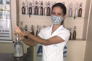 ADEC distribui álcool gel e ajuda na prevenção da Covid-19