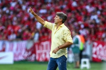 Ex-volante do Grêmio dispara contra Renato e vê futebol como mentira bem contada: “É fácil ser treinador desta forma”